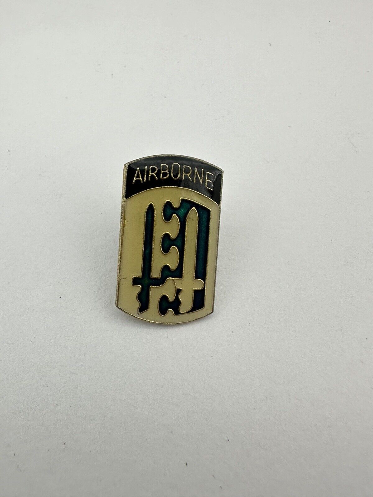 2ND INFANTRY BRIGADE AIRBORNE DIVISION US ARMY MILITARY LAPEL PIN BADGE