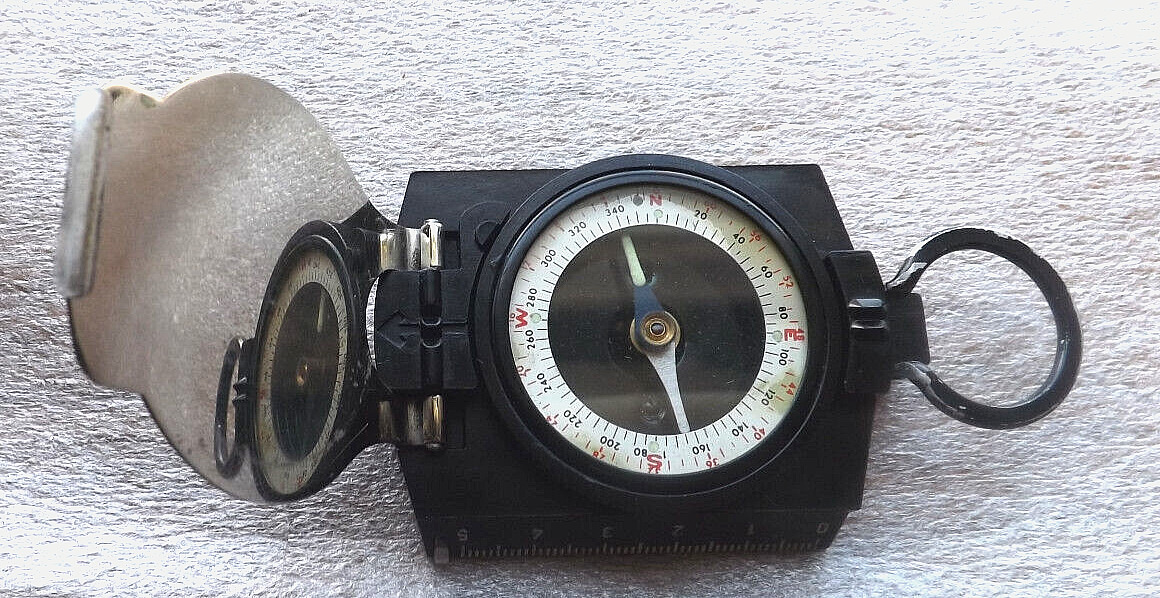 Vintage Bakelite Compass WWII Germany Kommit Maker