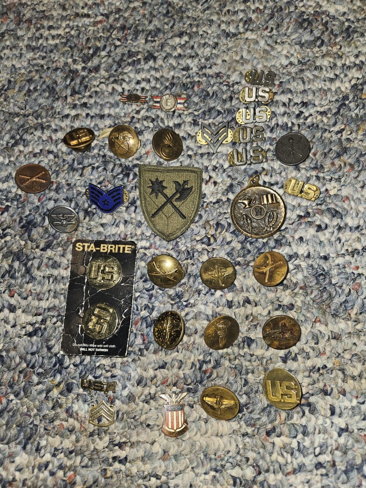 Various Miltary Patch And Pins