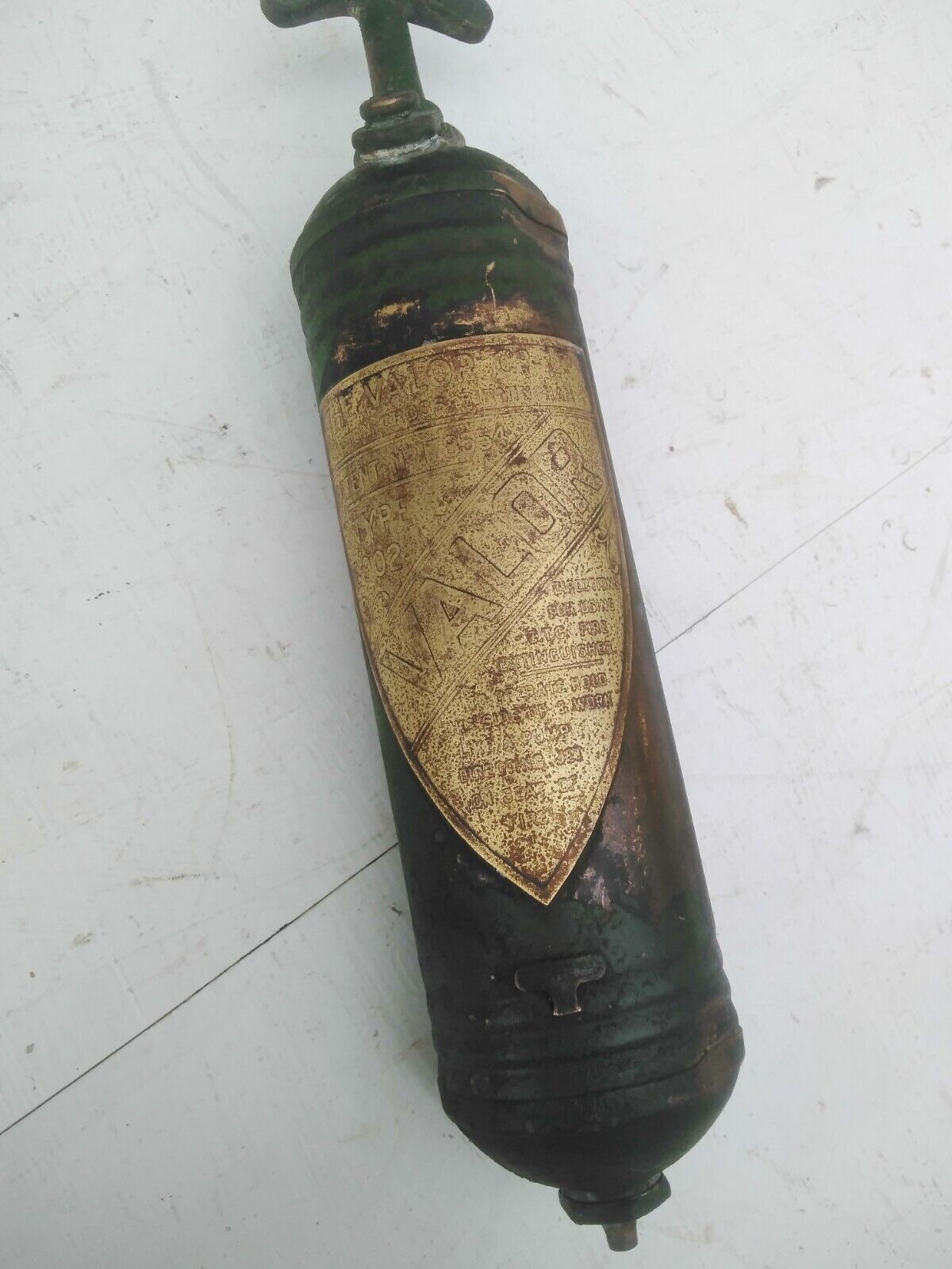 VINTAGE VALOR TYPE E902 FIRE EXTINGUISHER LARGE BRASS SHIELD ON FRONT POSS ARMY