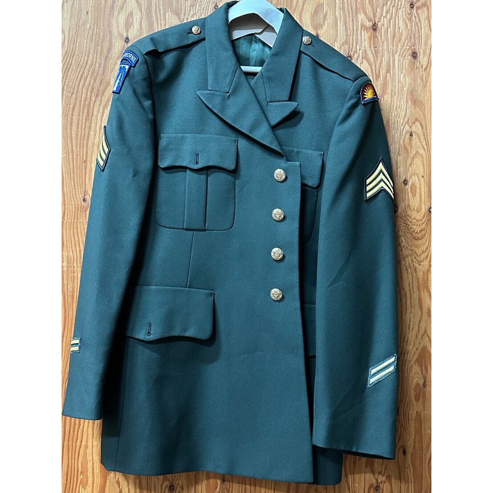 US Military Airborne Dress Coat Insigna Large (estimated) Dry-cleaned