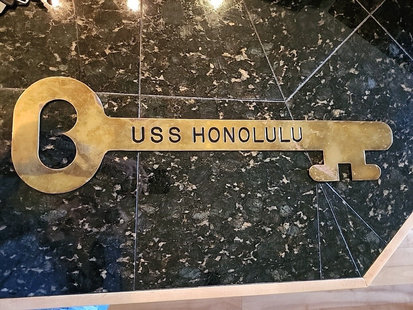 US NAVY SUBMARINE USS HONOLULU SSN-718 BRASS KEY PLAQUE
