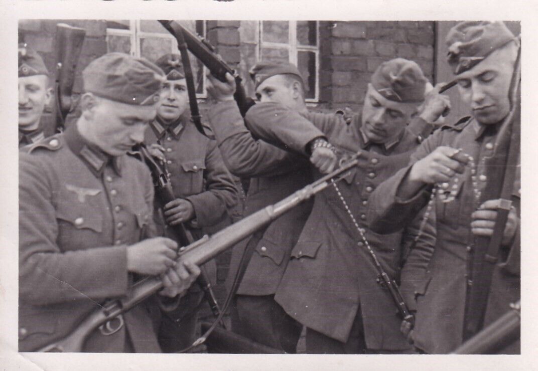Original WWII Snapshot Photo GERMAN SOLDIERS CLEANING RIFLES 0449