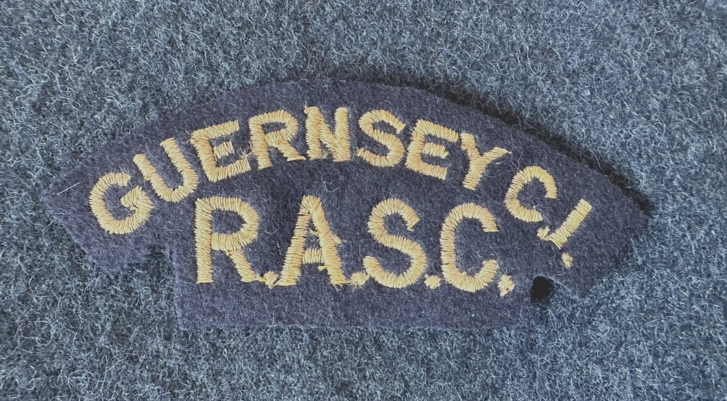 WW2 BRITISH ARMY SHOULDER TITLE. GUERNSEY RASC. ORIGINAL WARTIME, RARE