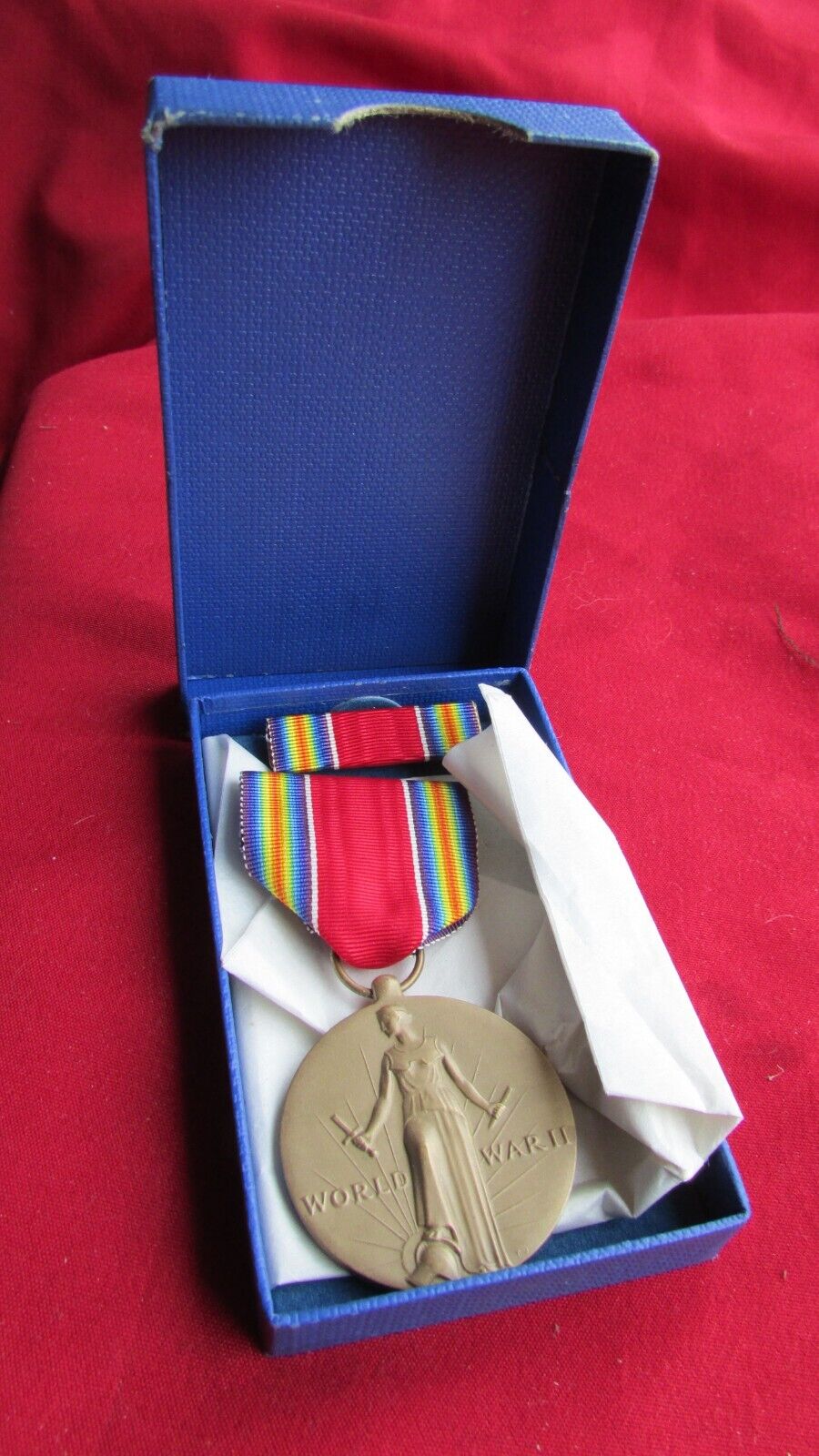 VINTAGE UNITED STATES WORLD WAR II CAMPAIGN AND SERVICES VICTORY MEDAL W/ RIBBON
