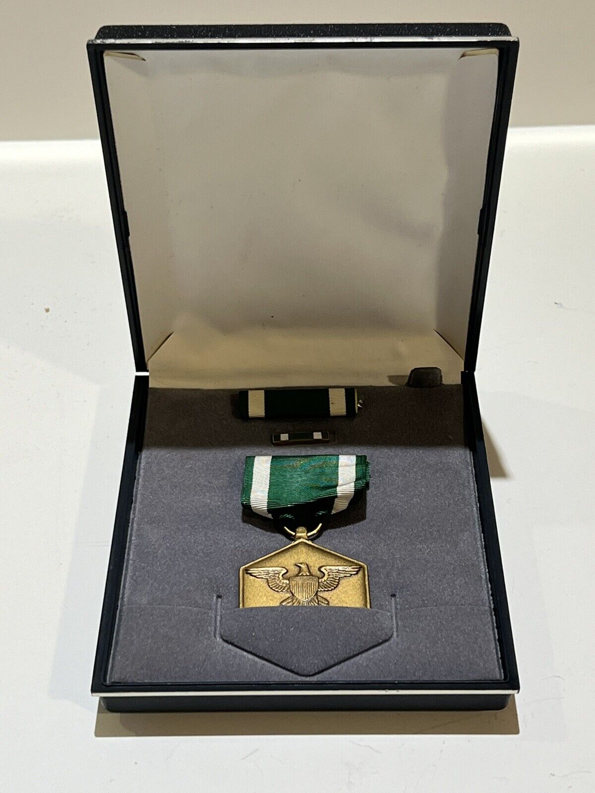 US Army Commendation Meret Set Lapel Pin, Ribbon, & Presentation Case Wem402