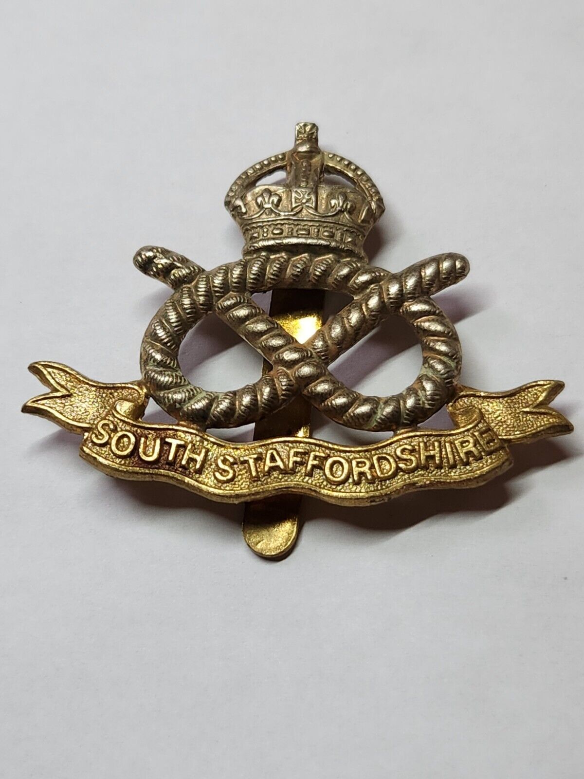 The South Staffordshire Regiment British Army Military Hat Cap Badge Vintage 