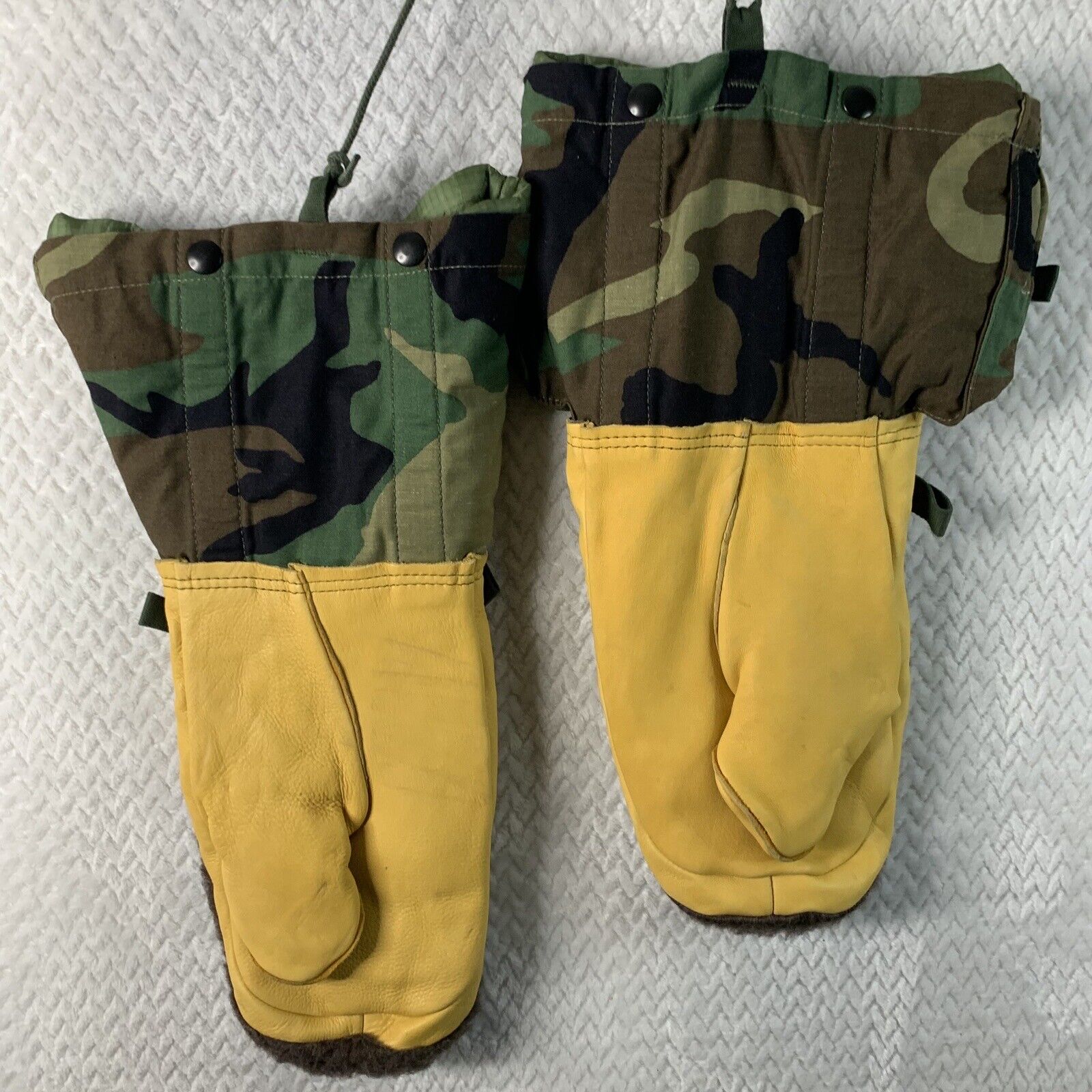 New US Military Extreme Cold Weather Mittens Gloves Woodland Camo Sz Medium