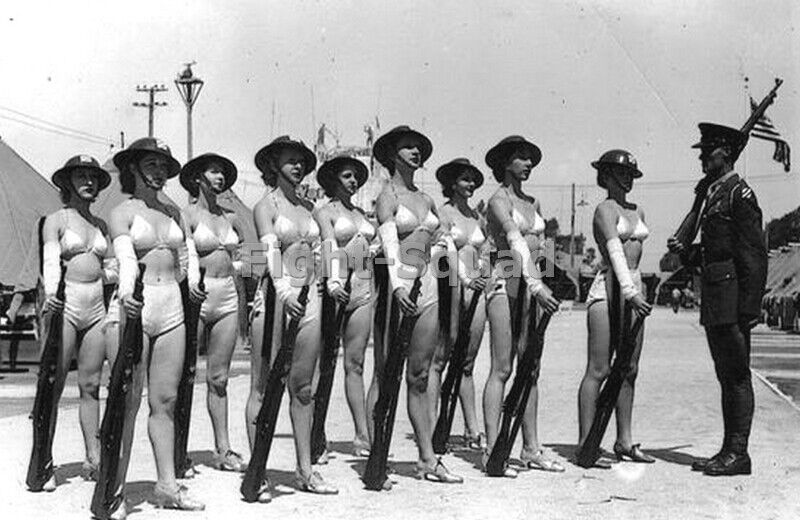WW2 Picture Photo 1940 Girls in swimsuits with rifle Erotic Antique Vintage 3859