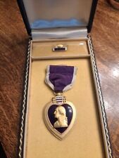 WW 2  MEDAL with Box And Pin Original US Army picture