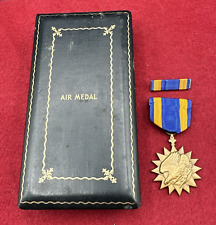 WWII/2 US Army Air Corps Air Medal full-wrap broach in zig-zag presentation case picture