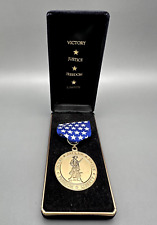 VINTAGE US VICTORY JUSTICE FREEDOM LIBERTY PIN MEDAL IN ORIGINAL BOX A840 picture