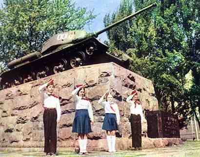 Young Pioneers performing ceremonial duties