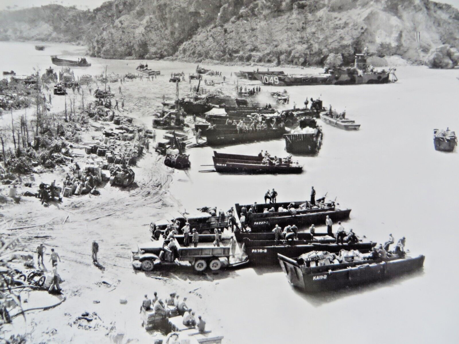 VINTAGE WW2 ORIGINAL USMC PHOTO OKINAWA: LCT\'S & LCVP\'S CARRY SUPPLIES ASHORE