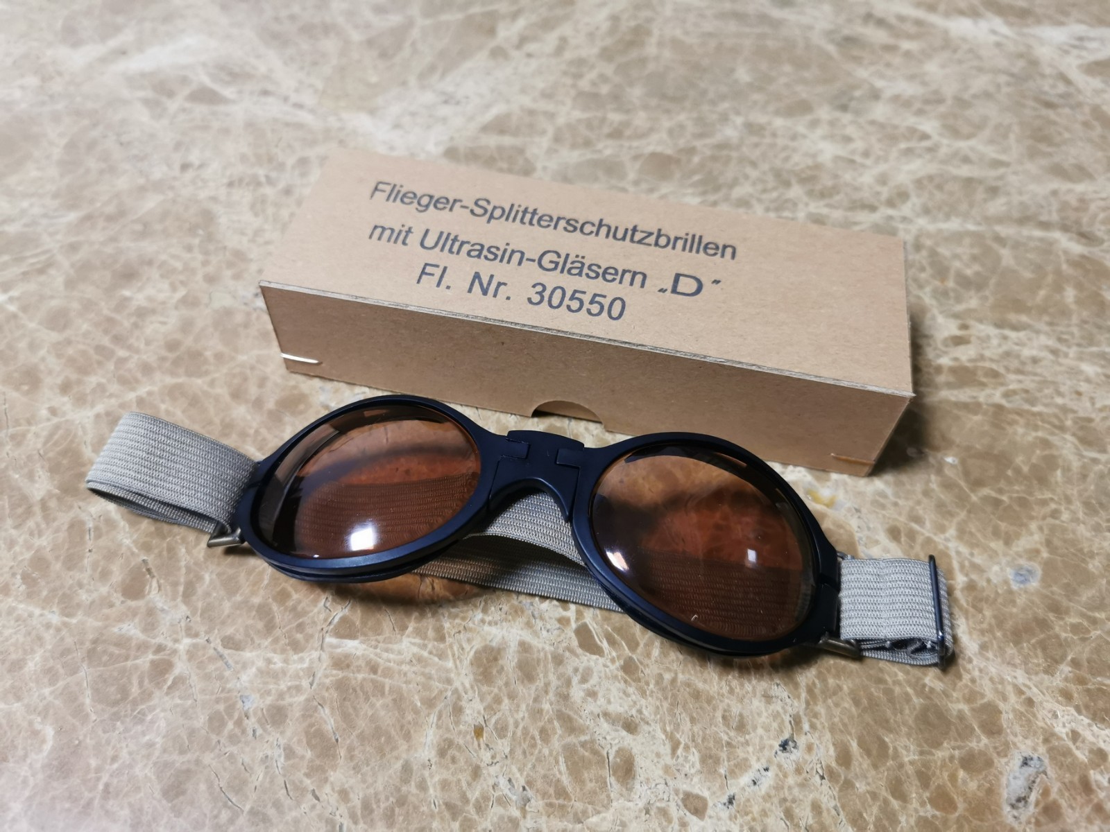 WW2 Luftwaffe Pilot Goggles(Brown lens) with the cardboard box