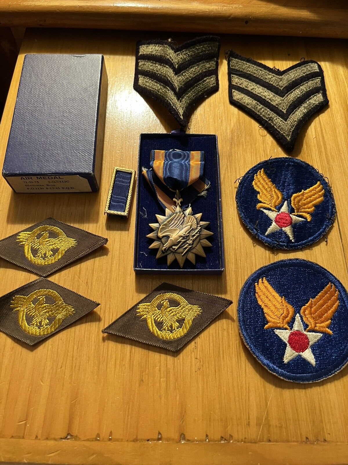 WW2 US. ARMY AIR FORCE BRONZE MEDAL EAGLE W/Awards, Patches, Chevrons
