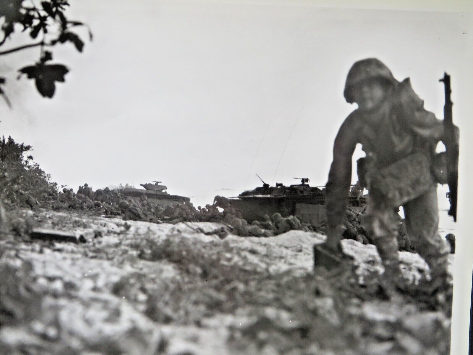 VINTAGE WW2 ORIGINAL USMC PHOTOGRAPH PELELIU:  MARINES PINNED DOWN ON A BEACH