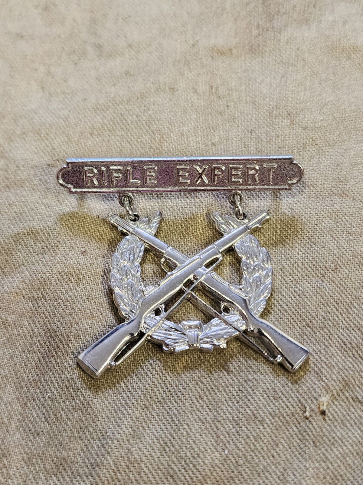 POST WWII USMC Marine Corps Rifle Expert Marksman Badge Pin