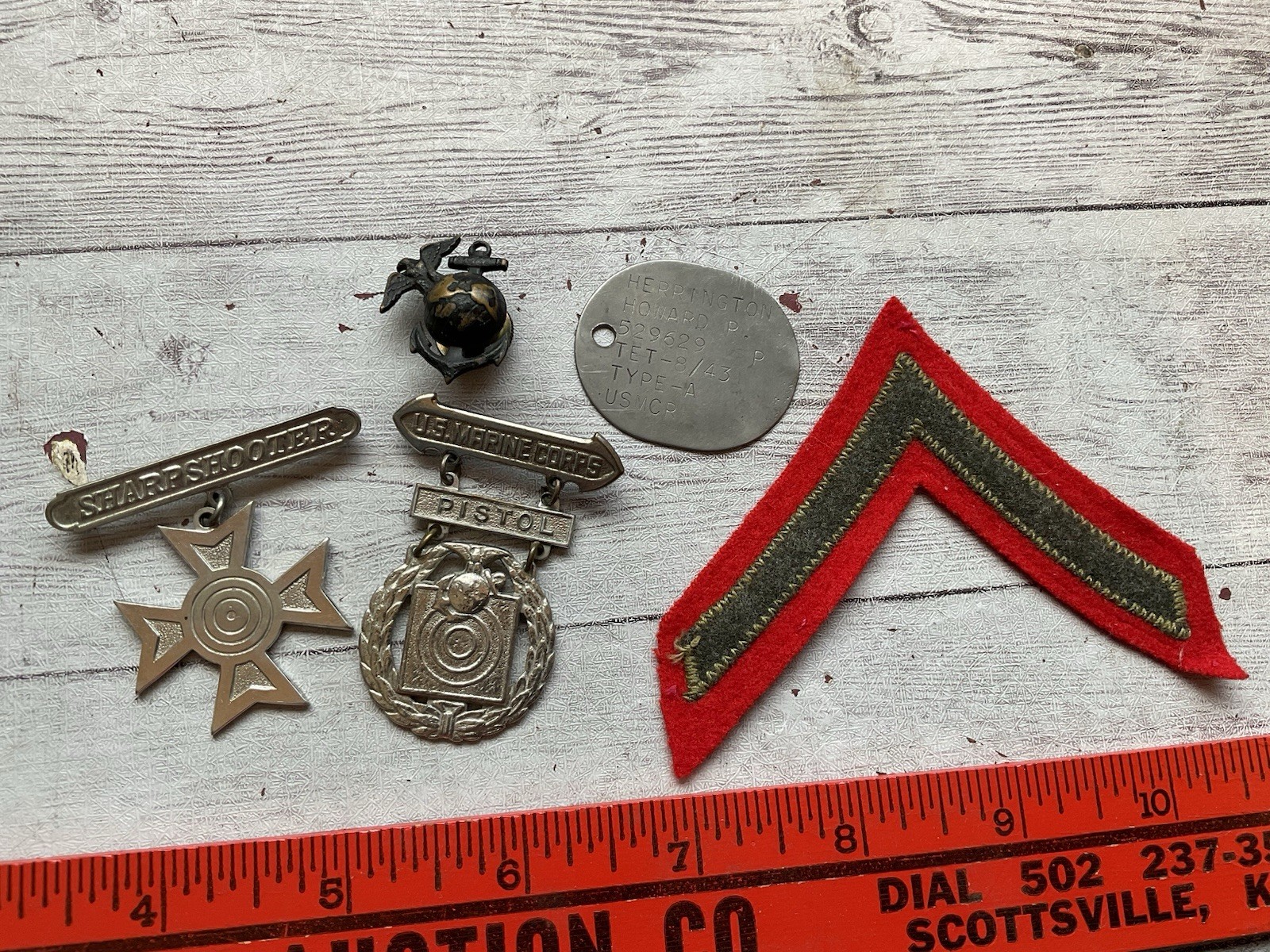 ORIGINAL WWII USMC SMALL GROUP - DOG TAG, BADGES , ETC