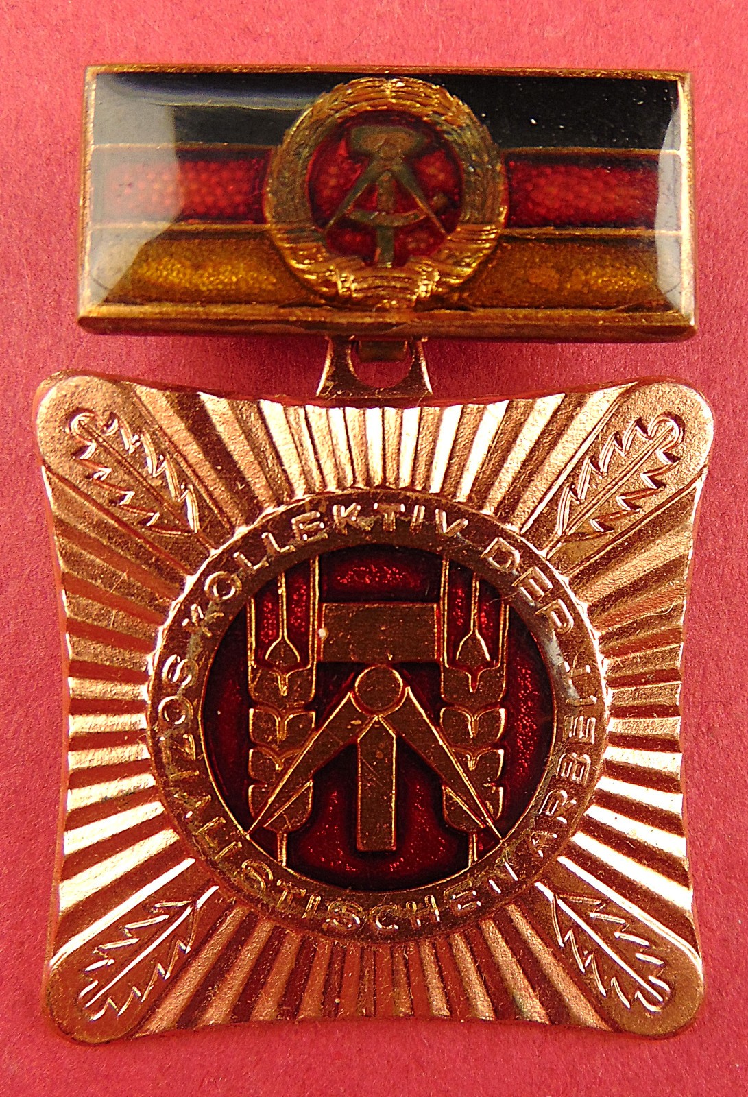 East German Best Worker Hero Medal Socialist Competition Winner Badge DDR ORIGNL