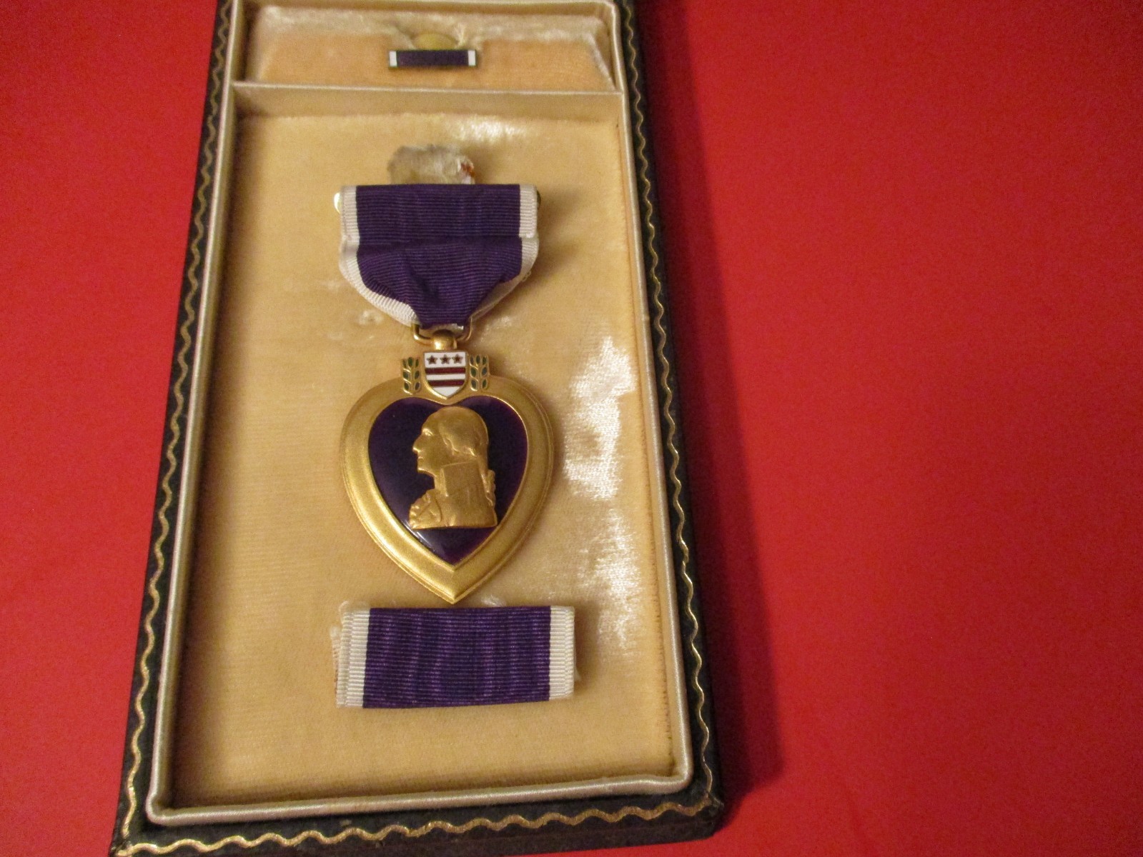 WW2 Medal with case, lapel pin, and ribbon/Excellent