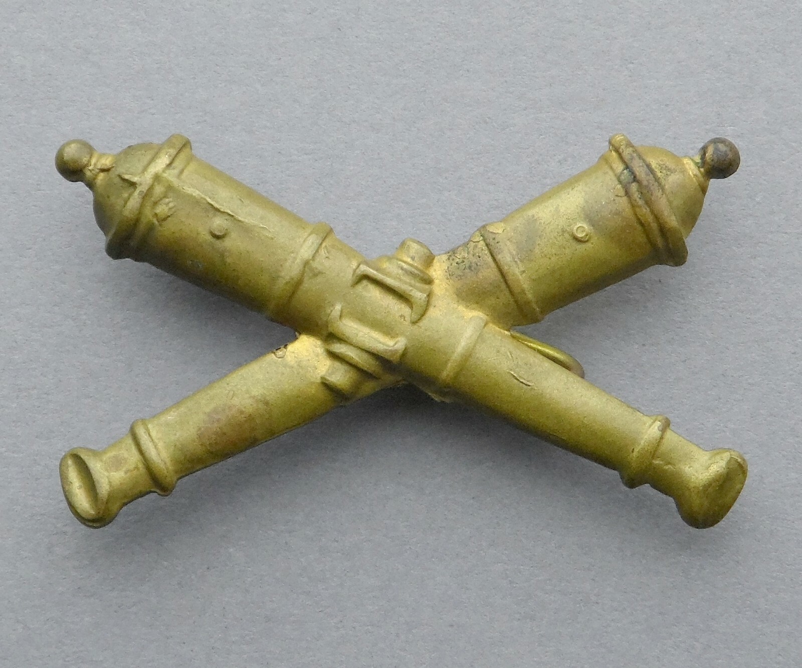 WWI ??? Brass Badge. Artillery. Pin, Brooch. Collar Disck. To identify....