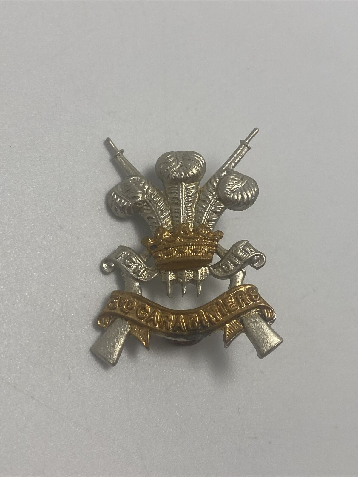 Queens Crown Post WW2 3rd Carabiniers Cap Badge