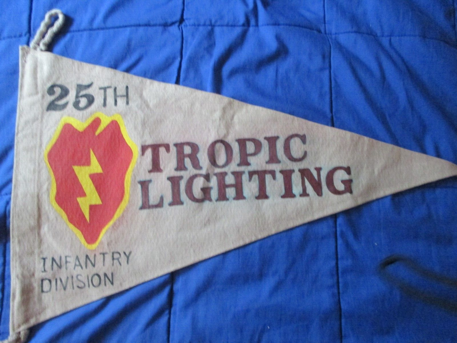 WWII - MODERN  25 TH INFANTRY  DIVISION TROPIC LIGHTING  FLAG / PENNET