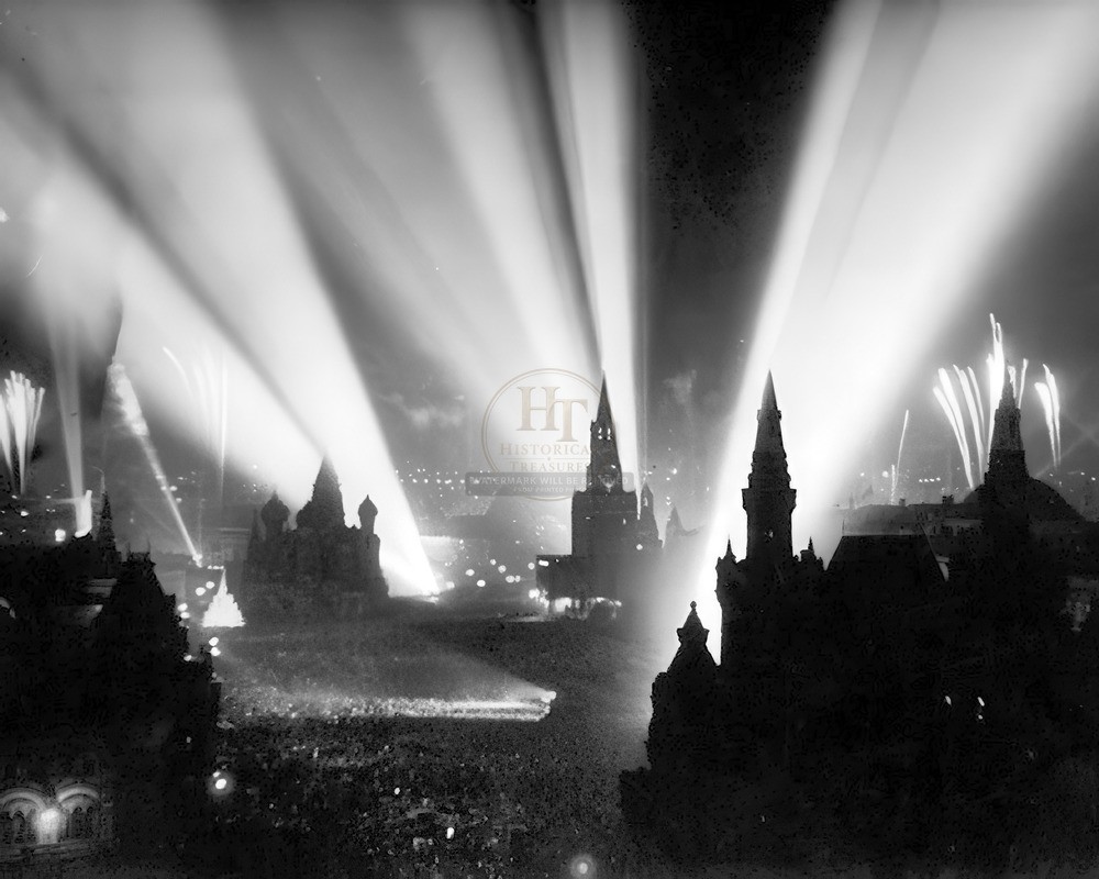 Moscow Red Square Celebrates the End of WWII 8x10 Photo Print HT4136841