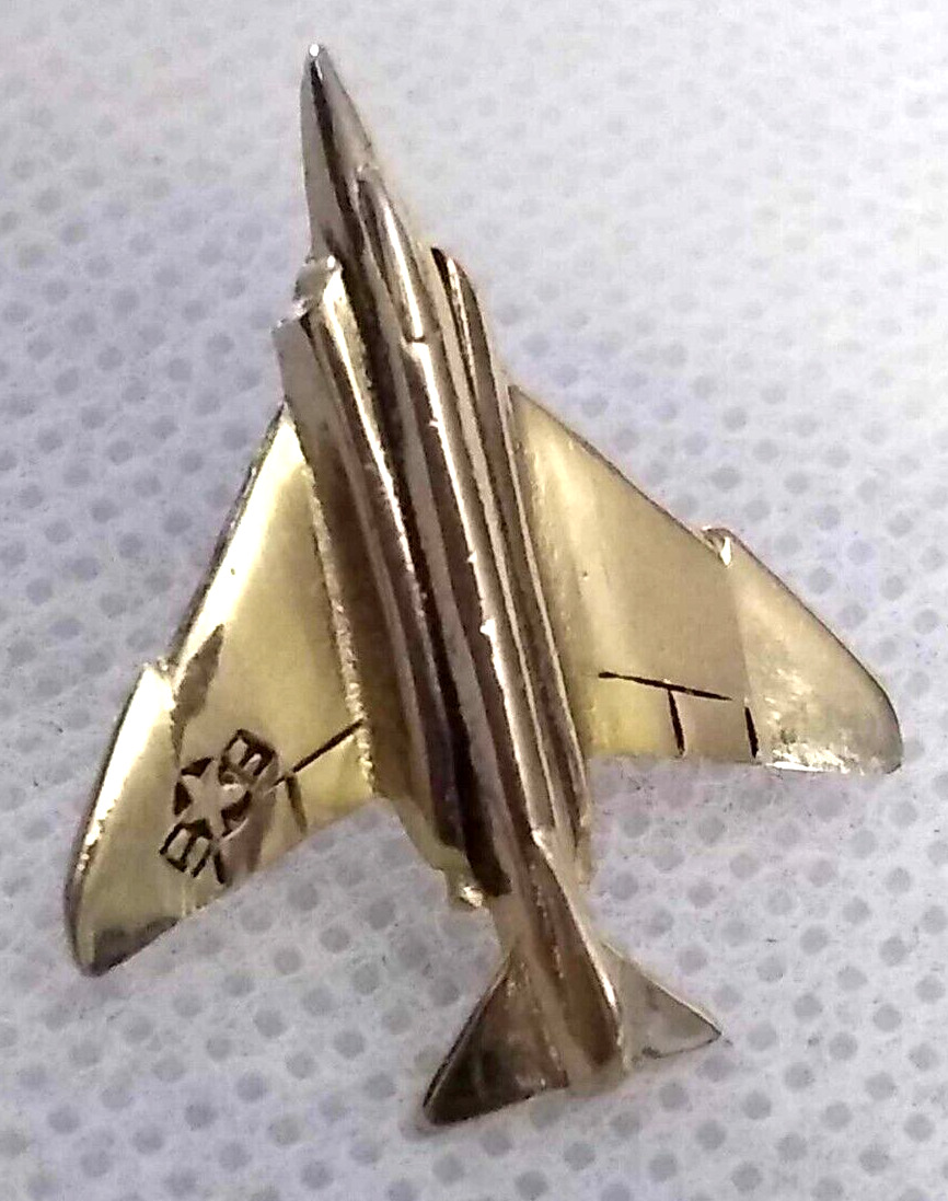 OLD MILITARY GOLD TONE AIRCRAFT PHANTOM JET FIGHTER LAPEL PIN
