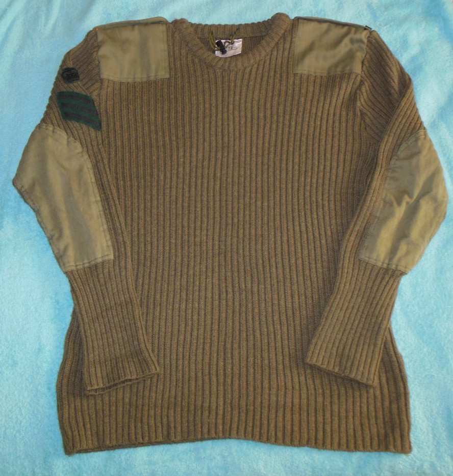 The Rifles Regiment Heavy Wool Green Jumper Colour Sergeant Shoulder Titles