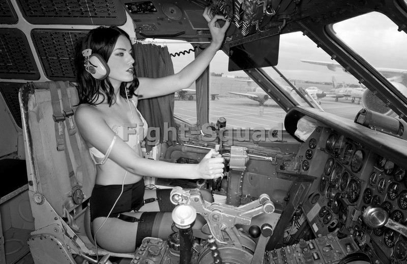 WW2 Picture Photo Pin UP sexy girl Pinup in the Cockpit 2534
