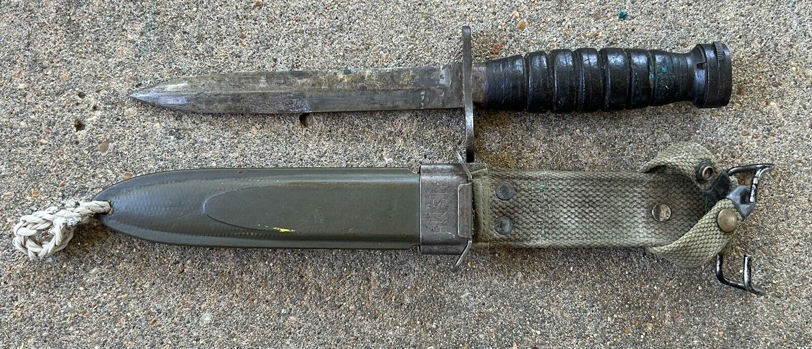 Original WW2 US M1 Carbine Bayonet Imperial & Scabbard Stacked Leather Handle