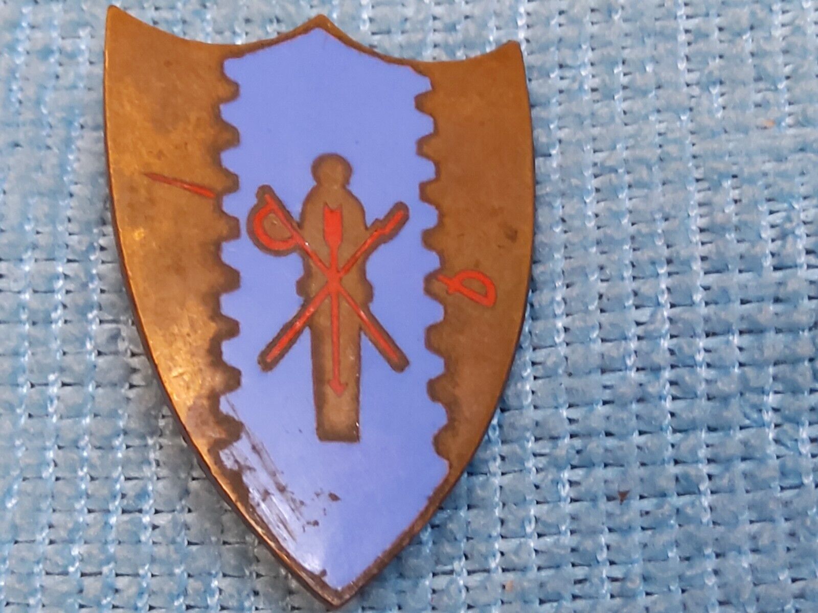 VINTAGE WWII U.S. 4TH CALVARY REGIMENT UNIT INSIGNIA PIN ENAMELED BRASS