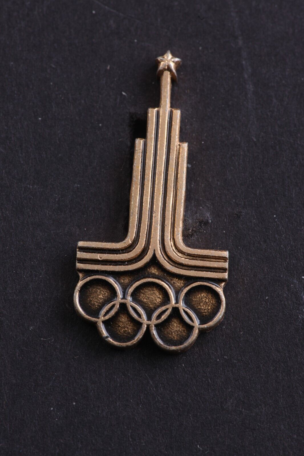 Soviet 1980 Moscow Summer Olympics Spasskaya Rings Tower Sports badge pin USSR