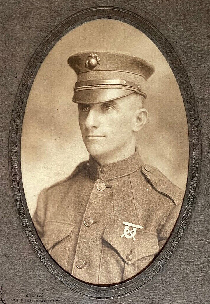 ORIGINAL  WW1 U.S. MARINE CORPS SERGEANT PHOTO in ORIGINAL HOLDER c1917
