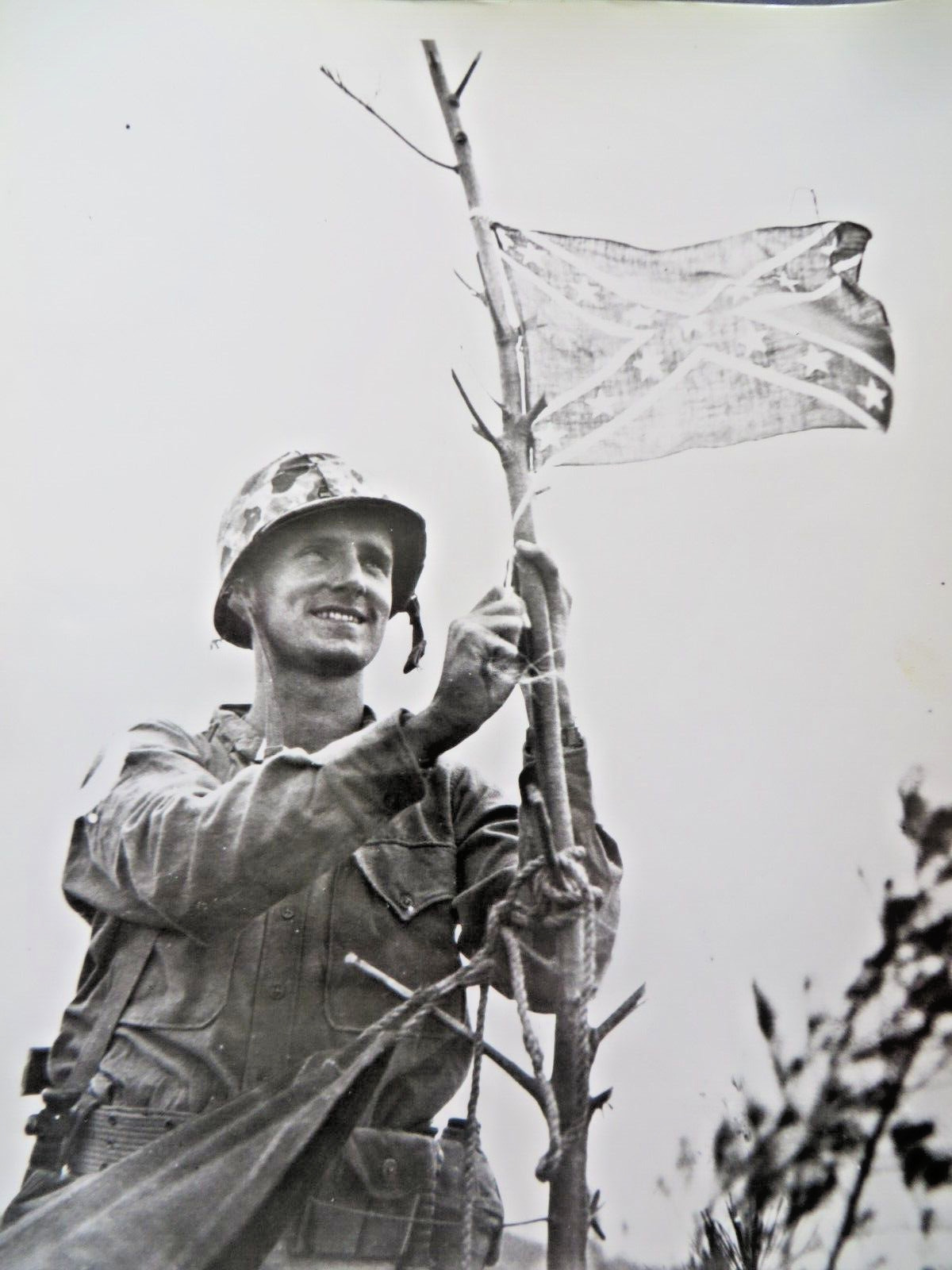 VINTAGE WW2 ORIGINAL USMC PHOTOGRAPH OKINAWA: ASSISTANT SURGEON HOISTS FLAG