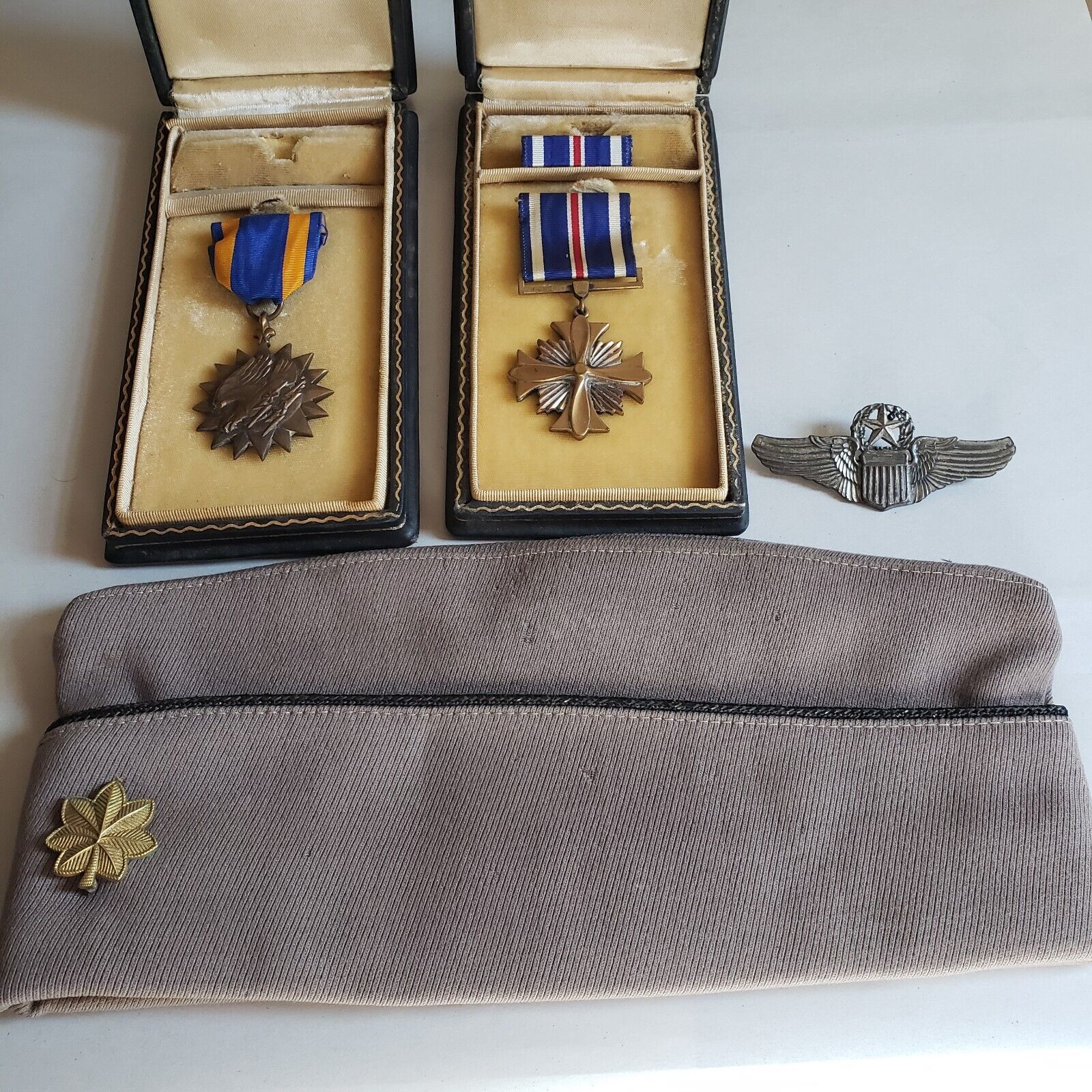 WWII Distinguised Flying Cross Medal, Air Medal, USAF Tan Officer Cap Pilot Pin