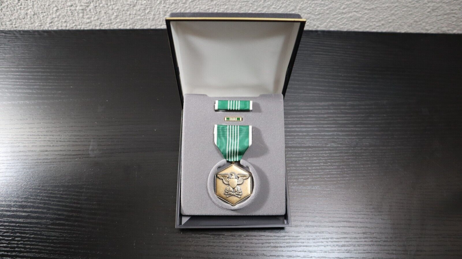 US Army Commendation Medal (ARCOM) Set: Lapel Pin, Ribbon, & Case. NEW