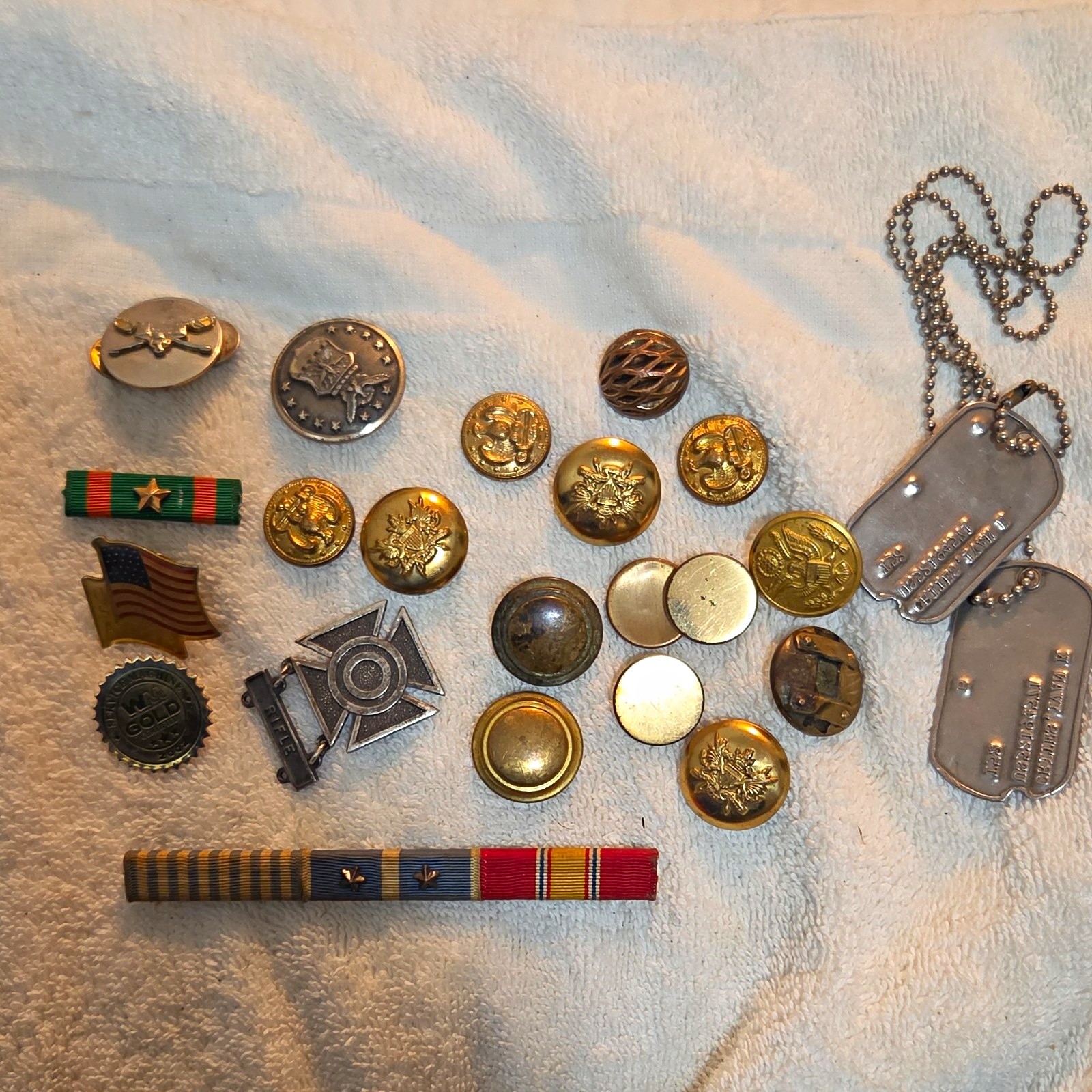 Militaria Mixed Lot Military Pins & Insignia w/ Ribbon Bars, Buttons, 2 Dog Tags