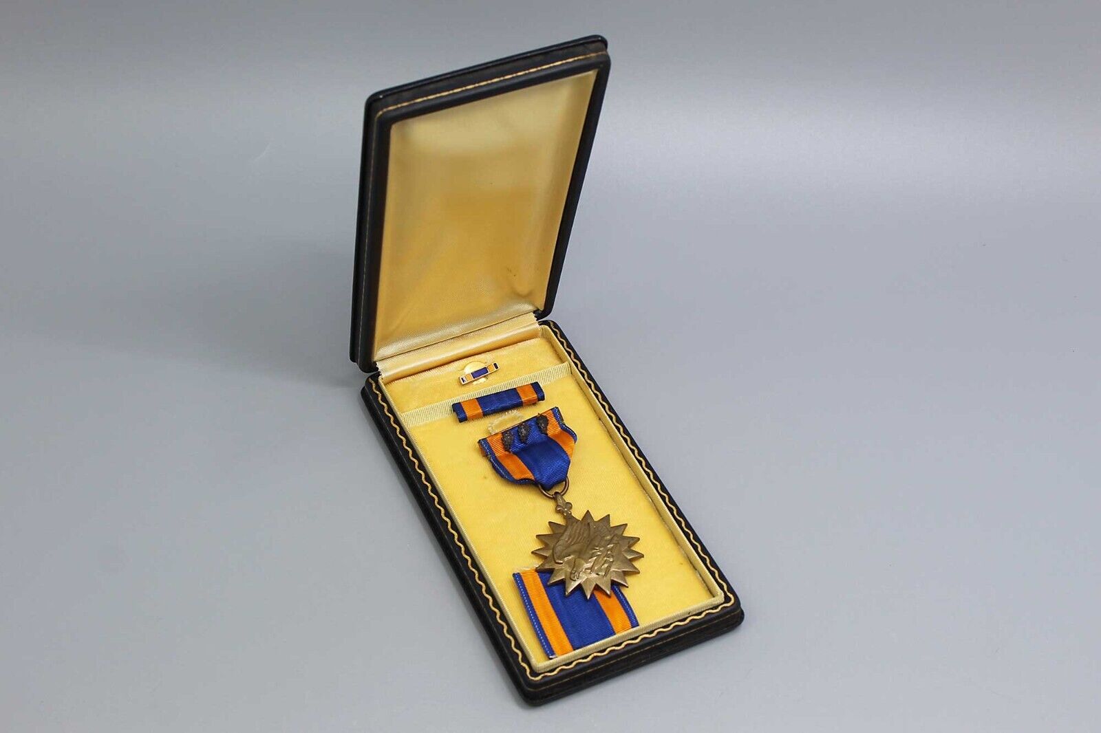 US Early WW2 Air Medal in Case . YMU3027