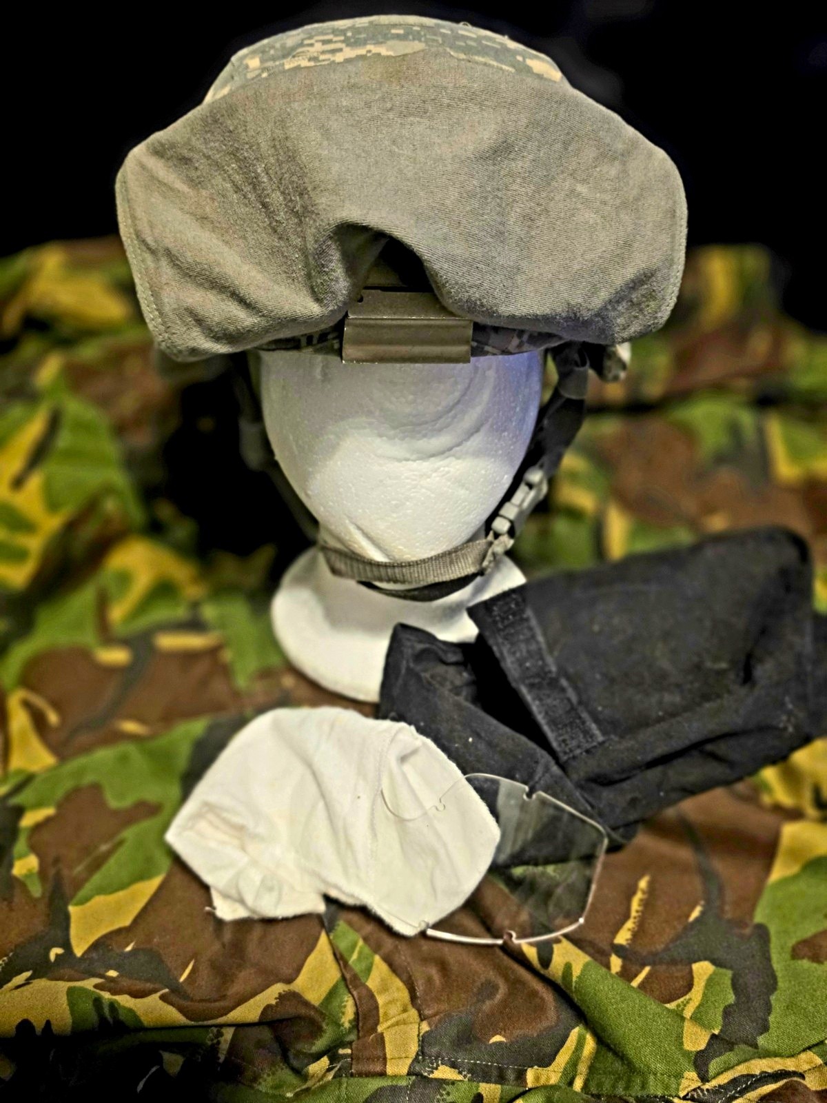 ACH Advanced Combat Helmet W Pads Chin Strap & UCP Digital Camo Cover Size Large