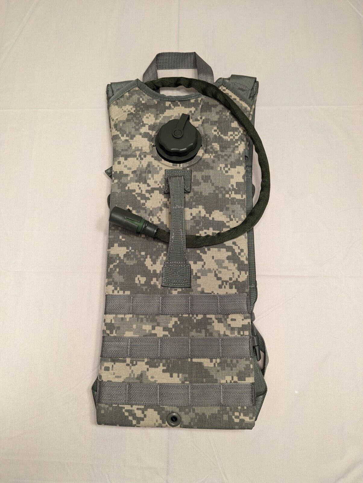 NEW - US Military Molle II Hydration System Carrier WITH 100oz/3L Bladder ACU