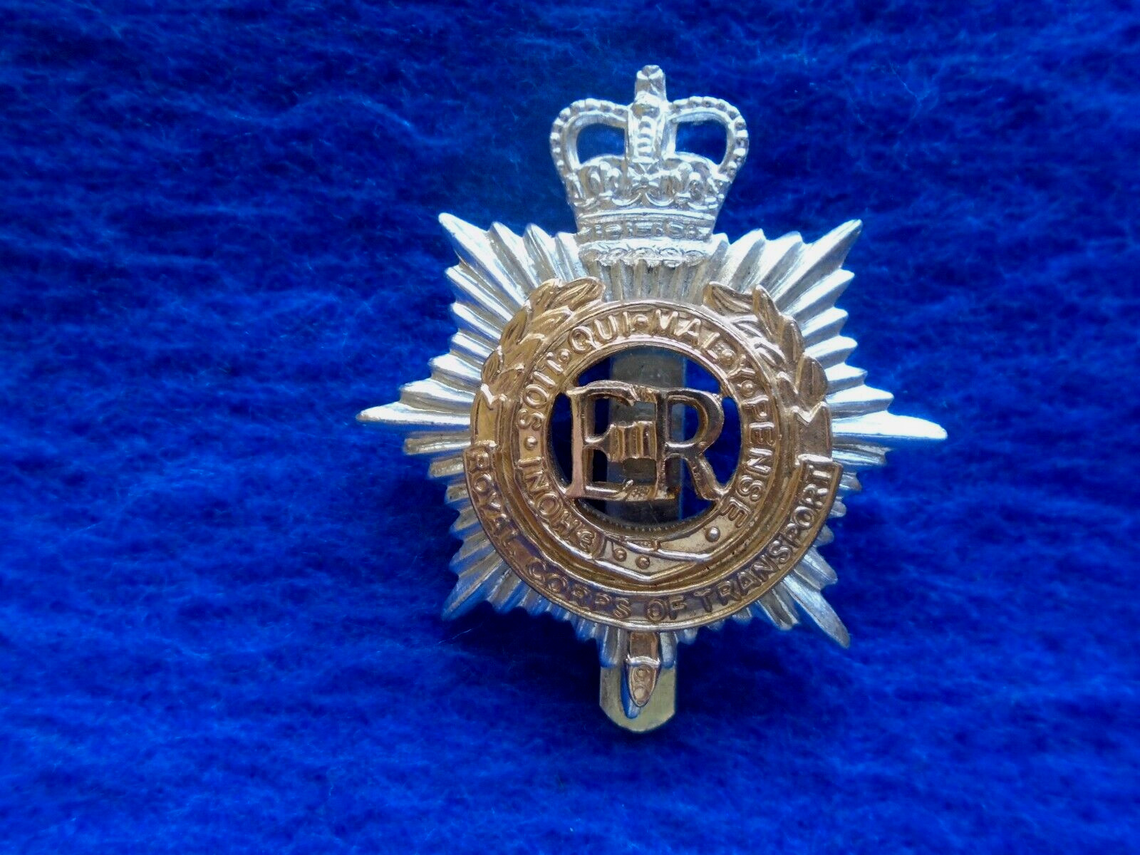 ERII ROYAL CORPS OF TRANSPORT ANODISED TWO PART GOLD & SILVER CAP BADGE, FIRMIN