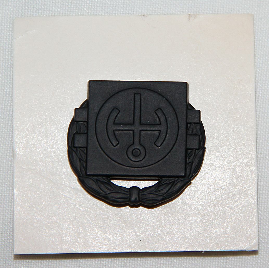 UNISSUED VIETNAM ARMY 2ND CLASS NUCLEAR OPERATOR QUALIFICATION BADGE, 1969 DATED