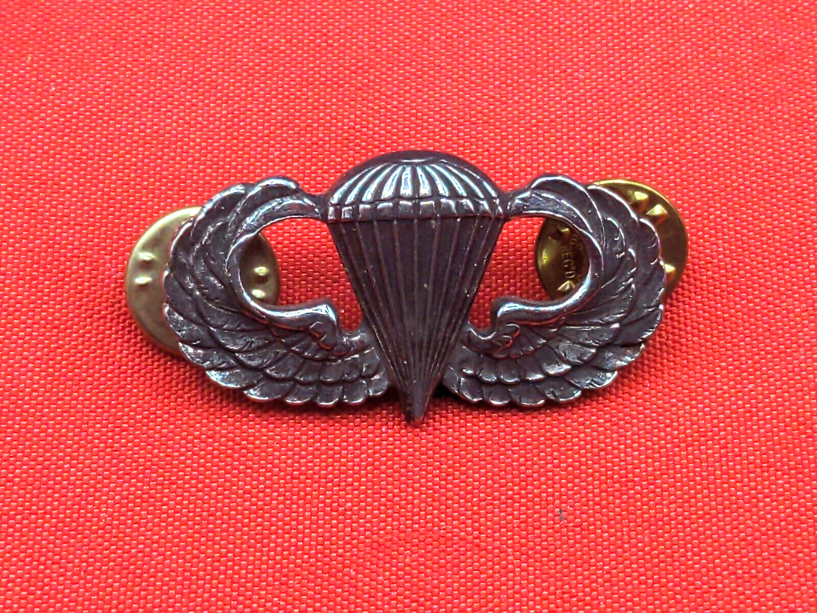 Post WWII/2 US Army paratrooper silver D22 marked clutch-back jump wings.