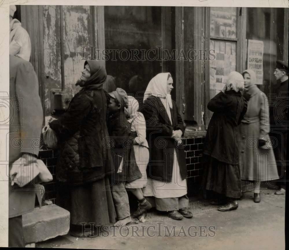 Press Photo Russian citizens at a closed food shop after World War I - kfx01599