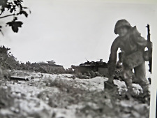 VINTAGE WW2 ORIGINAL USMC PHOTOGRAPH PELELIU:  MARINES PINNED DOWN ON A BEACH picture