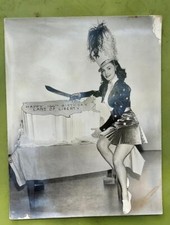 Fourth of July 1942 Photo of Actress Joan Leslie slicing 166th USA Birthday Cake