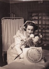 Original WWII Snapshot Photo PRETTY NURSE Gives NAMED WOUNDED BIRTHDAY CAKE 244